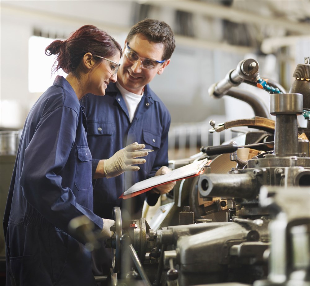 Två kollegor kollar på en ritning