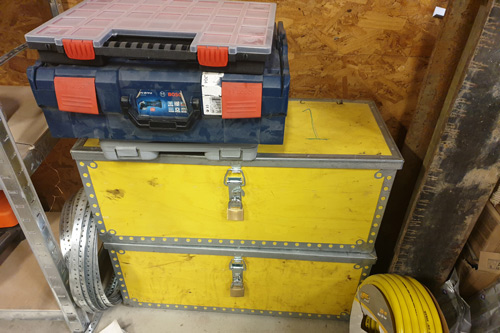 Två stora verktygslådor